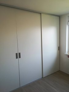 Garderobna omara z drsnimi vrati