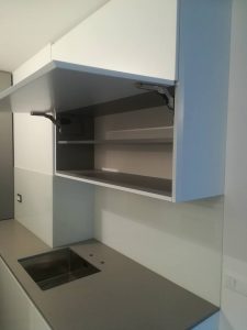 Viseča omarica v kuhinji