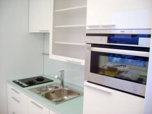 Lesena kuhinja po meri