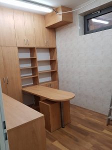 Leseno pisarniško pohištvo