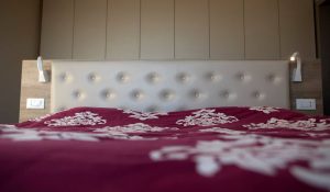 Vzglavje z leseno obdelavo