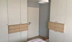 Spalnica z minimalističnim dizajnom