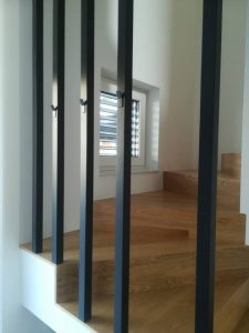 Lesene stopnice z ograjo