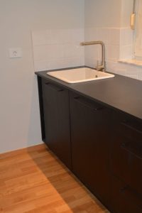 Črna lesena kuhinja