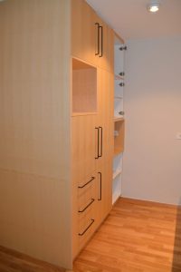 Omara iz naravnega lesa