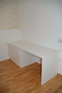 Pisalna miza po meri