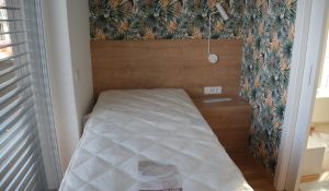 Spalnica z leseno obdelavo