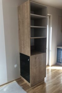 Omara iz naravnega lesa