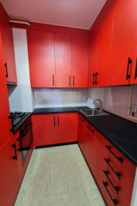 Rdeča kuhinja po meri