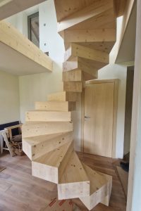 Stopnice iz naravnega lesa